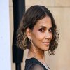 Halle Berry zna kako privući poglede: Na crvenom tepihu obline istaknula prozirnom haljinom