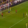 Navijači Fenerbahčea pogodili golmana Lillea, Džeko ih molio da prestanu gađati