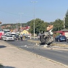 Troje povrijeđeno u saobraćajnoj nesreći u Tuzli, automobil uništio i stub ulične rasvjete