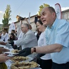 Benjamina Karić i Christian Schmidt sa ćevabdžijama podijelili 3.000 ćevapa na Baščaršiji