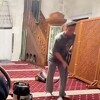 Mesut Özil snimljen kako usisava džamiju koju opisuju kao remek-djelo Mimara Sinana