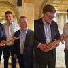 Mladi iz dijaspore i BiH poklonili šargiju O'Brienu i objasnili "zašto EU treba u BiH, a ne obrnuto"