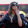 Monica Bellucci zna kako biti u centru pažnje: U Veneciji prošetala u pripijenoj korzet haljini
