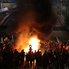 Nemiri u Tel Avivu: Policija baca šok bombe na demonstrante, građani zapalili lomaču