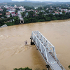 Usljed tajfuna Yagi u Vijetnamu srušen most, vozila pala u rijeku