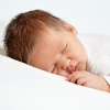 Kada je pravo vrijeme da bebe počnu spavati na stomaku