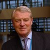 Kako je Paddy Ashdown govorio o  Aliji Izetbegoviću: "On je postao otac svoga naroda"; a kako Schmidt