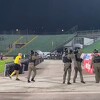 Sudija Kazlagić uz pomoć pripadnika specijalne policije napustio teren stadiona Koševo