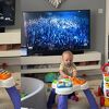 Najmlađi fan techno muzike osvojio je sve svojim pokretima: S igračkama prati ritam i pleše