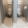 Znate li zašto vrata na javnim WC-ima ne dotiču tlo?