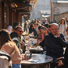 Baščaršija vrvi ljudima: Građani i turisti uživaju u sunčanom danu u baštama kafića, kao i u šetnji