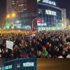 Hiljade građana Novog Sada na ulicama: Žele promjene, bacilli crvenu farbu na prostorije SNS-a
