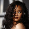 Rihanna očarala fanove: Ležala u donjem vešu dok ju je asistentica mazala