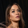 Rita Ora privlačila poglede u haljini od perja: U prvom planu bio je njen dekolte