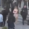 Iranka koja je obnažena hodala ispred Univerziteta u Teheranu nakon boravka u bolnici vraćena porodici