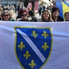 Grupa žena razvila zastavu s ljiljanima u Banjoj Luci, policija ih kaznila
