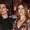 Elizabeth Hurley snimljena na premijeri mjuzikla Eltona Johna, došla u pratnji sina