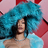 Dekolte u prvom planu: Rihanna plijenila pažnju zanimljivom modnom kombinacijom na crvenom tepihu