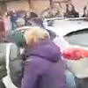 Automobil u Zemunu "nosio" građane koji su protestvovali zbog tragedije u Novom Sadu