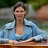 Bianca Balti snimljena u romantičnoj šetnji s novim dečkom, trudi se ostati pozitivna uprkos teškoj bolesti