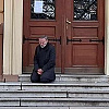 Nadrealne scene iz Novog Sada ne prestaju: Nepoznati muškarac bio zaključan u WC-u, direktor se i dalje moli