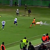 Da li je ovo regularan gol? Baklja gori na terenu, igrač Šibenika je zaobilazi i kreira gol protiv Hajduka