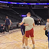 Nurkić i Jokić u srdačnom zagrljaju prije direktnog okršaja, bilo je mjesta i za šalu