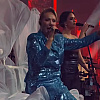 Lepa Brena iznenadila nastupom 18 dana nakon povrede, nogu je držala na kartonskoj kutiji