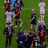 Opći haos na terenu poslije pobjede Reala, Vinicius uspio "zakuhati" i s klupe
