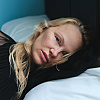 Pamela Anderson u zavodljivom izdanju na naslovnici magazina: Mrežasta haljina i prozirni detalji