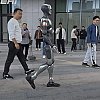 Humanoidni robot kompanije EngineAI prošetao pred uposlenicima