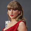 Zavodljivo izdanje Taylor Swift na Grammyju, detalj na crvenoj mini haljini posebno privukao pažnju