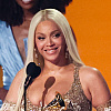 Beyonce na dodjeli Grammyja imala problem s odjećom, žice od grudnjaka virile iz haljine