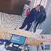 U Mostaru spriječena oružana pljačka: Kamere snimile zaštitara koji je rizikovao život i izbacio pljačkaša