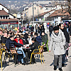 Sunčana nedjelja privukla građane na ulice Sarajeva: Mnogi uživaju u baštama kafića i šetnji po Baščaršiji