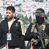 Hamas oslobodio trojicu talaca: Izveli ih na binu i pokazali publici, jednom dali neobičan "poklon"