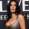Kim Kardashian jedva obuzdala grudi, pripijenom haljinom naglasila obline