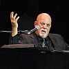 Muzičar Billy Joel doživio nezgodu tokom nastupa, pao na leđa dok je bacao stalak mikrofona