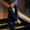 Adrien Brody na Oscarima ispljunuo žvakaću gumu i bacio je svojoj djevojci pa izazvao niz reakcija