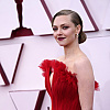 Amanda Seyfried o nezgodi s haljinom na crvenom tepihu: Grudi su mi ispale pred Glenom Powellom