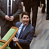 Kanada bruji o Trudeauvom izlasku iz parlamenta: Ponio i stolicu pa pozirao fotografu