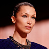 Bella Hadid pokazala atribute u providnoj haljini: Bila u centru pažnje na Paris Fashion Weeku
