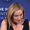 Kate Hudson se tokom javnog nastupa dva puta rasporila haljina, rukama držala grudi