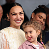 Izraelska glumica Gal Gadot snimljena kako ljubi kćerku u usta, video izazvao brojne reakcije