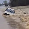 Dramatičan snimak iz sela Prijedor: Automobil zaglavio u nabujaloj rijeci, ugroženo nekoliko naselja