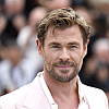 Chris Hemsworth izazvao reakcije objavom kontroverzne fotografije sina: Pokazao srednji prst