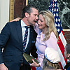 Novi skandal u Trumpovoj administraciji: Hegseth vodio suprugu na sastanke sa stranim vojnim kolegama