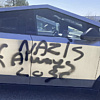 Vandali sprejevima išarali pet primjeraka Teslinog Cybertrucka, snimile ih kamere
