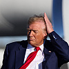 Trump potpisao zakon protiv slabog tuša, treba mu jači mlaz za kosu: "Napjenim je pa ne mogu isprati"