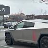 Muškarac uhapšen nakon što je farbom posuo Tesline automobile vrijedne više od 500.000 dolara